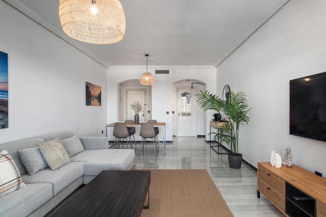 Modern Apartment - 2 Bedrooms, Beachside - Puerto Banus Marbella Dış mekan fotoğraf