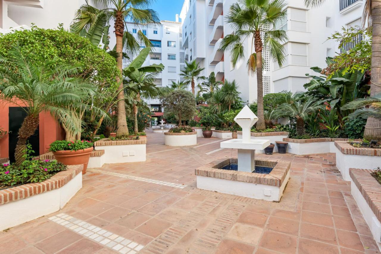 Modern Apartment - 2 Bedrooms, Beachside - Puerto Banus Marbella Dış mekan fotoğraf