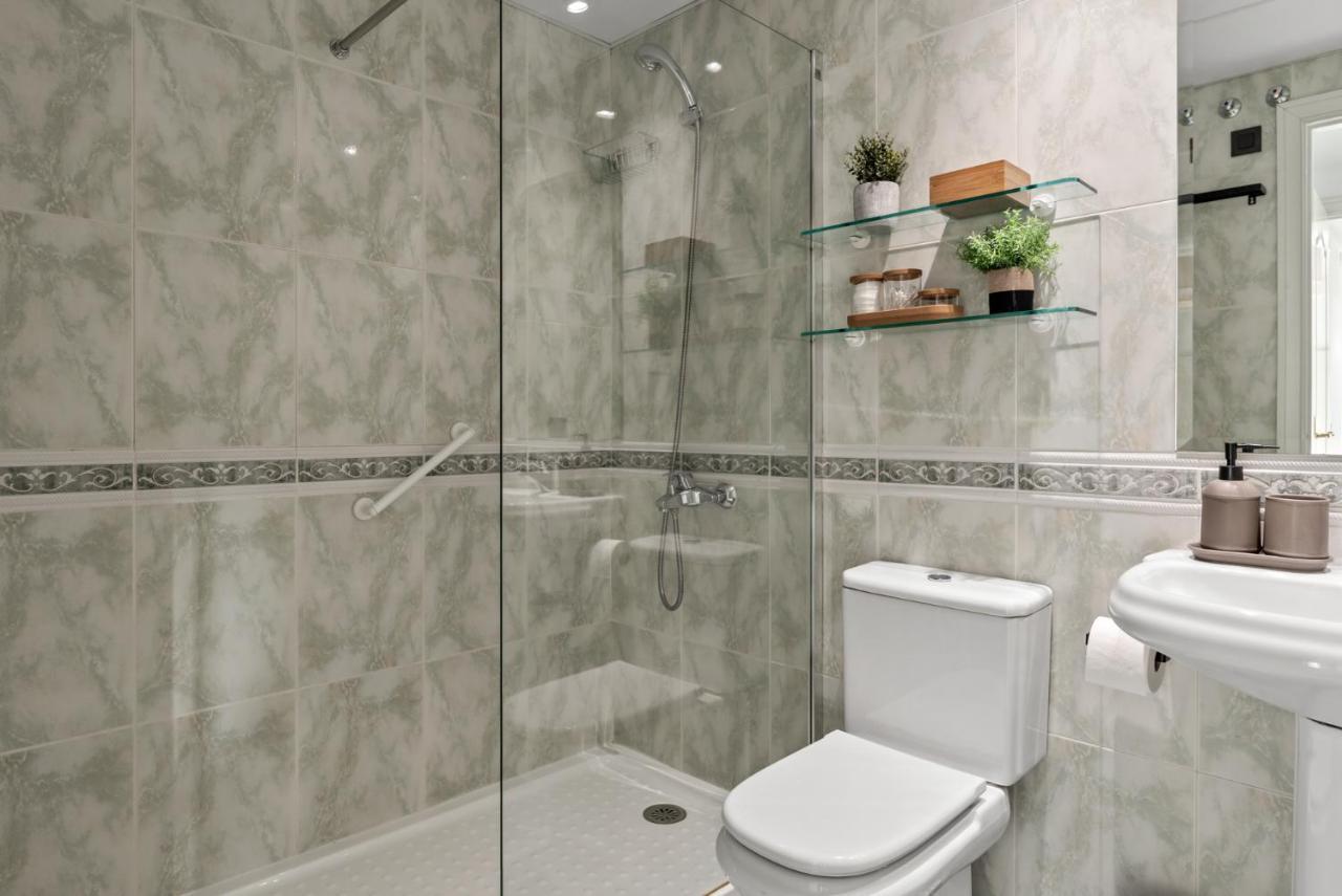 Modern Apartment - 2 Bedrooms, Beachside - Puerto Banus Marbella Dış mekan fotoğraf