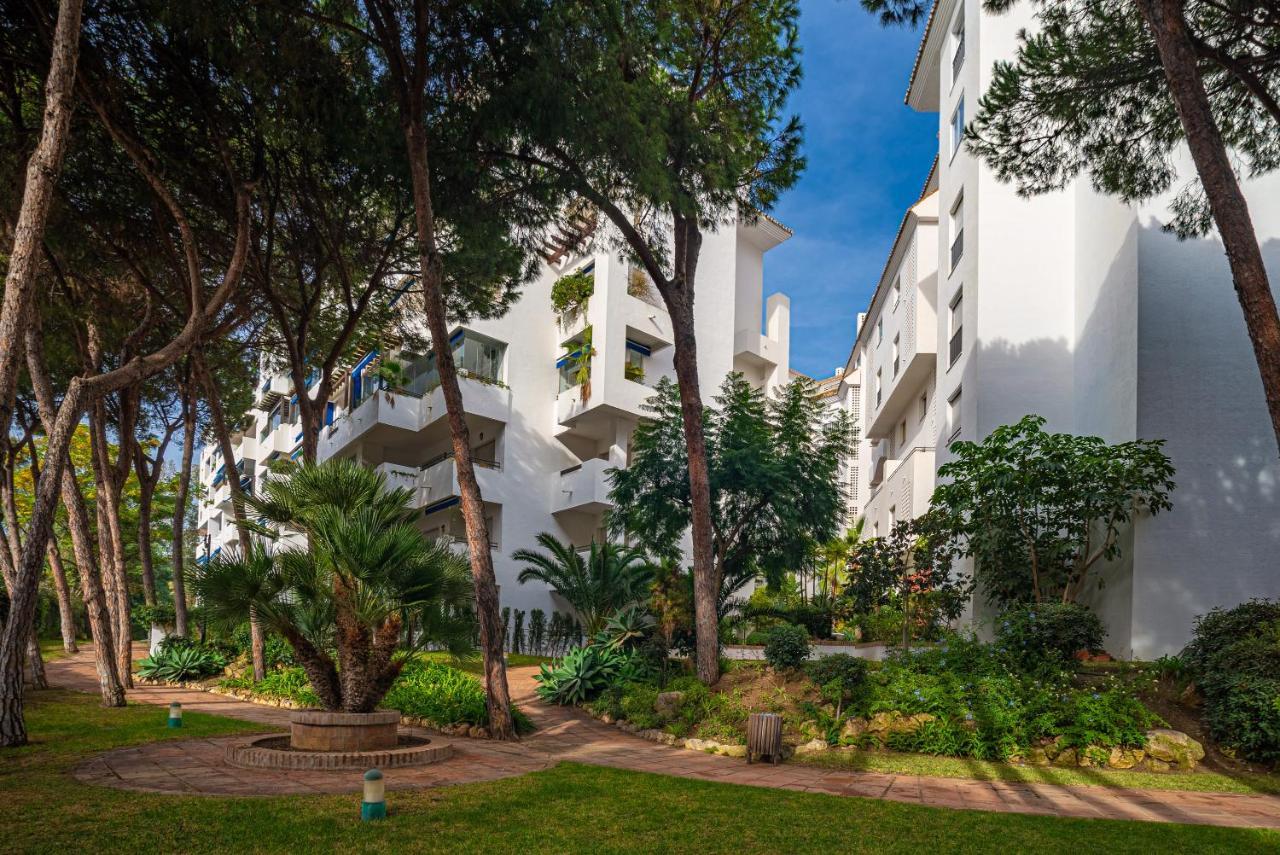 Modern Apartment - 2 Bedrooms, Beachside - Puerto Banus Marbella Dış mekan fotoğraf