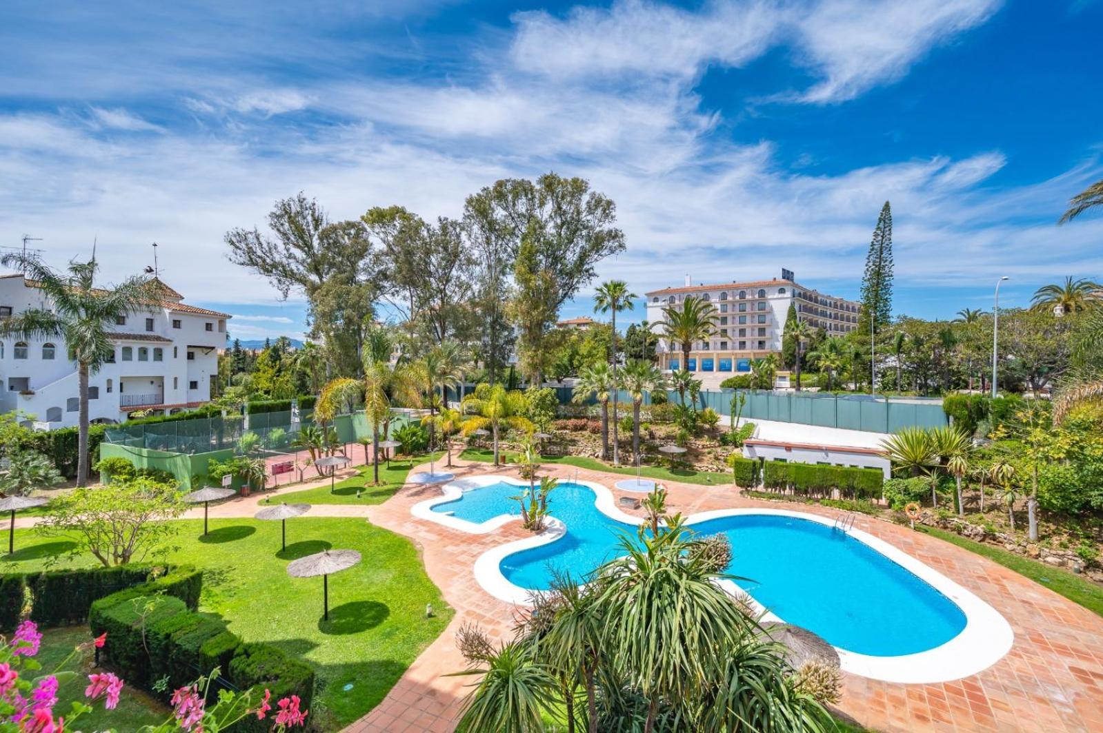 Modern Apartment - 2 Bedrooms, Beachside - Puerto Banus Marbella Dış mekan fotoğraf