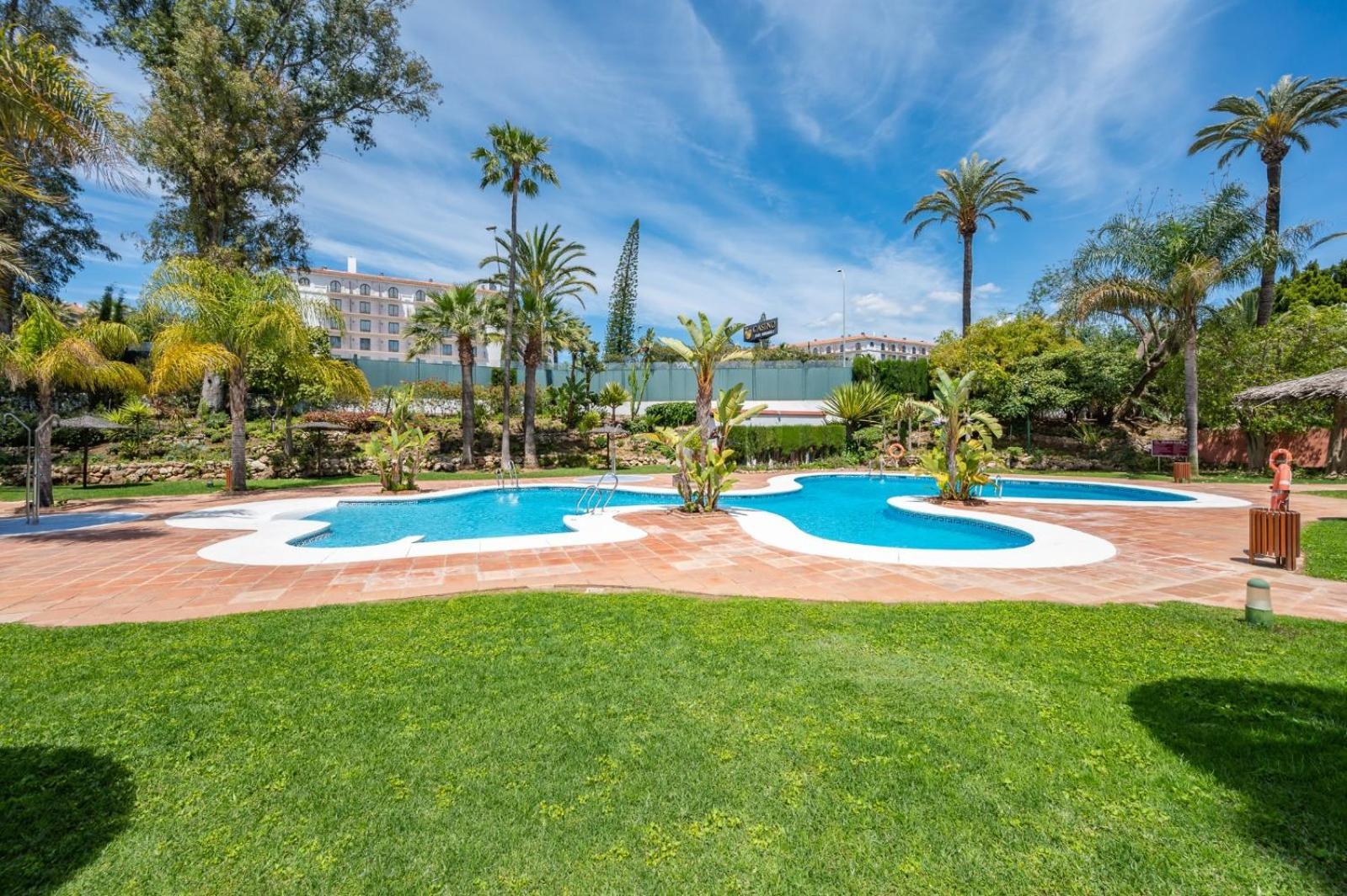 Modern Apartment - 2 Bedrooms, Beachside - Puerto Banus Marbella Dış mekan fotoğraf